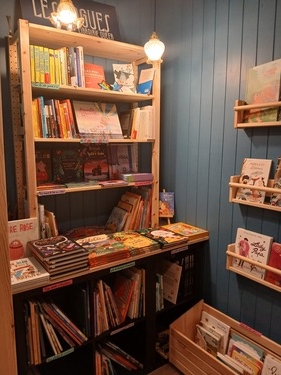 Photo d'un autre petit espace contenant des livres